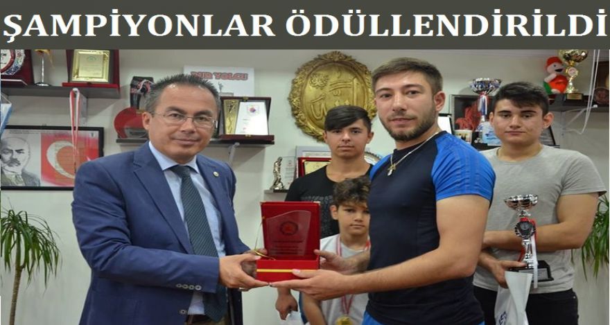 ŞAMPİYONLAR ÖDÜLLERİNİ ALDI
