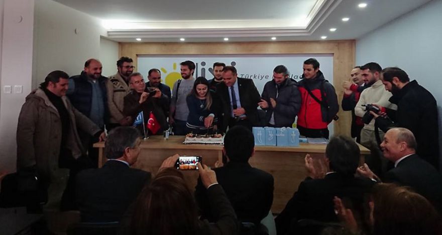 İYİ PARTİ BASIN KARŞISINA ÇIKTI
