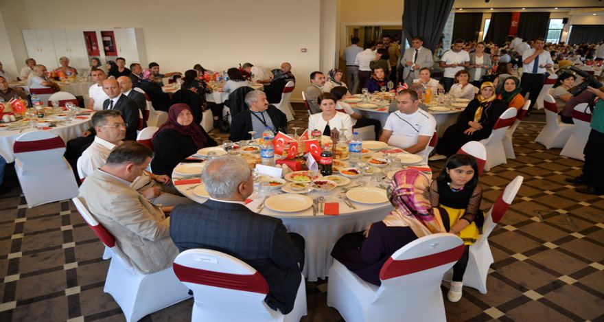 Onurlarına yemek verildi