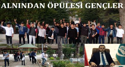 ALNINDAN ÖPÜLESİ GENÇLER 