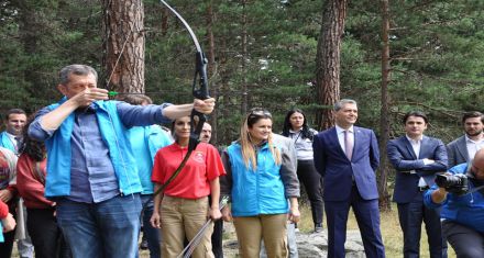 BAKAN SELÇUK ÖĞRENCİLERİN GÖNLÜNÜ FETHETTİ