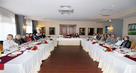 KADIN OLDUĞU YERDE BAŞARI VARDIR 