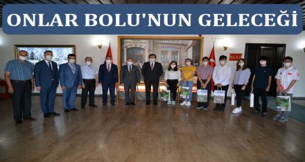 BAŞARILI ÖĞRENCİLERDEN VALİ ÜMİT'E ZİYARET