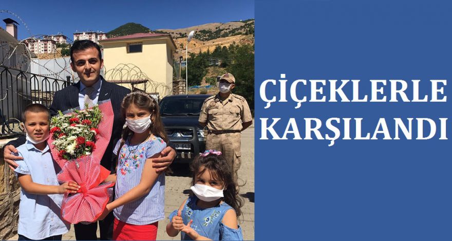 ÇİÇEKLERLE KARŞILANDI