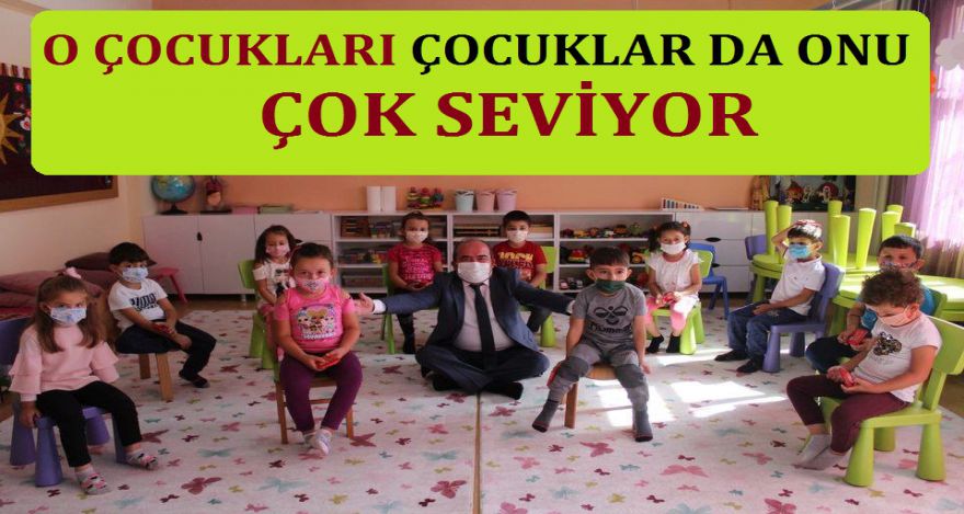 O öğrencileri, öğrencilerde Onu çok seviyor