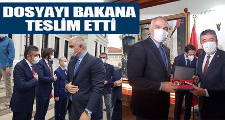 DOSYAYI BAKANA TESLİM ETTİ