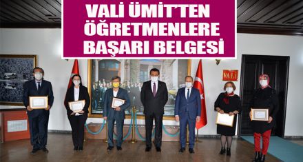 VALİ ÜMİT'TEN  ÖĞRETMENLERE BAŞARI BELGESİ