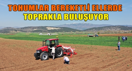 TOHUMLAR BEREKETLİ ELLERDE TOPRAKLA BULUŞUYOR