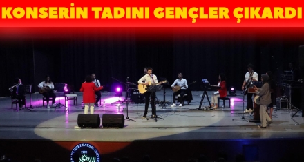 KONSERİN TADINI GENÇLER ÇIKARDI 