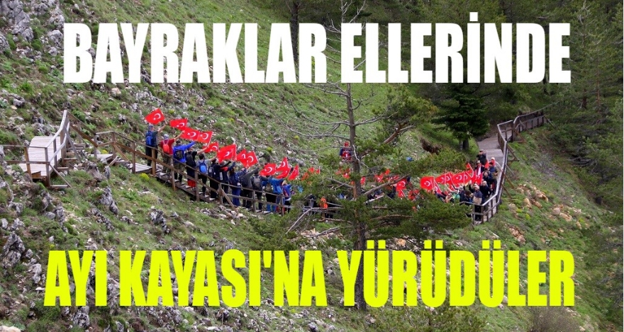 BAYRAKLARLA AYI KAYASINA YÜRÜDÜLER