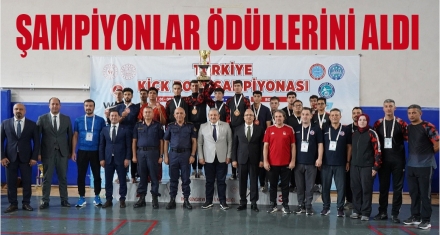 ŞAMPİYONLAR ÖDÜLLERİNİ ALDI